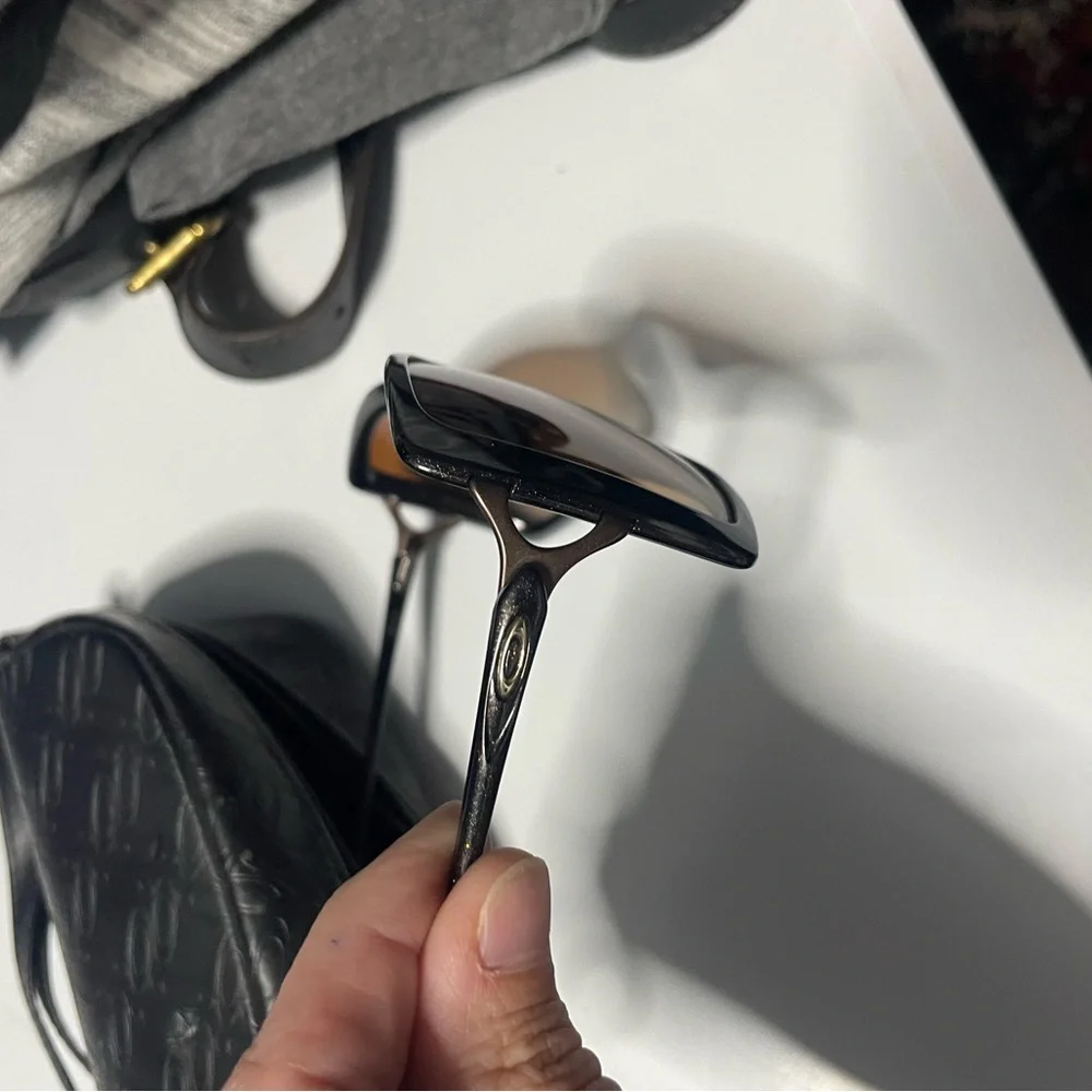 Women’s oakleys - Picture 2 of 3